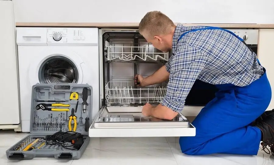 Balçova Smeg servisi teknisyen ekibi beyaz eşya tamiri yaparken